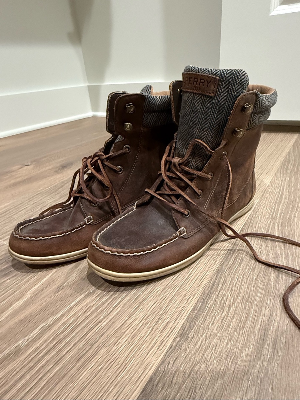 Sperry women’s Brown Leather Moc-Toe Lace-Up Boots with Herringbone Collar